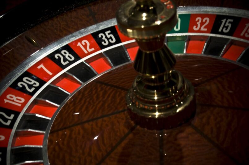 Một bàn xoay cơ bản trong roulette thường khá bắt mắt.